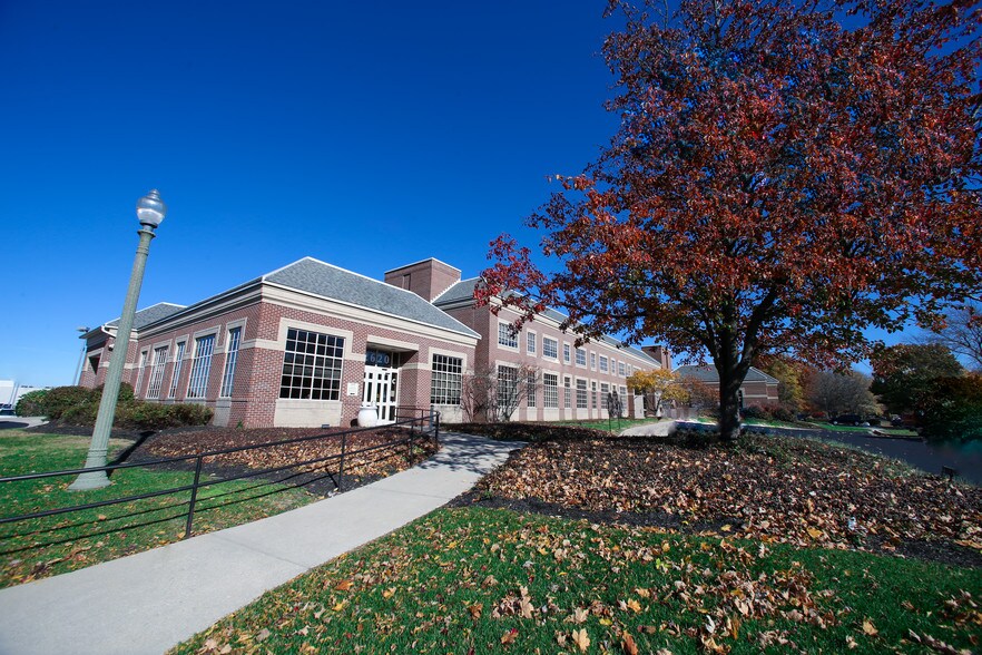 2620 Kessler Blvd E, Indianapolis, IN à louer - Photo du bâtiment - Image 3 de 12