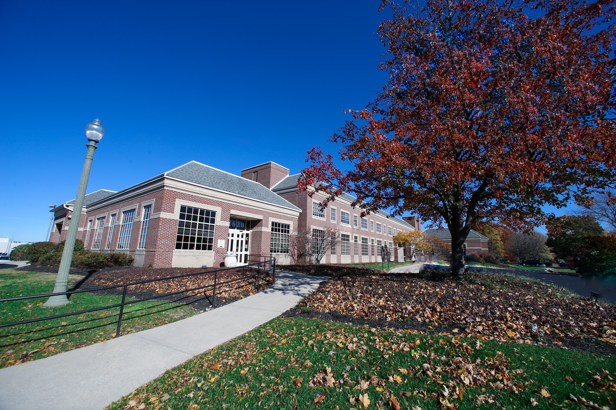 2620 Kessler Blvd E, Indianapolis, IN à louer Photo principale- Image 1 de 14