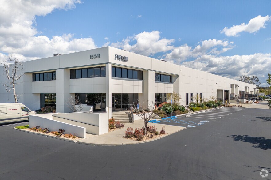 15041 Bake Pky, Irvine, CA à louer - Photo du bâtiment - Image 2 de 18