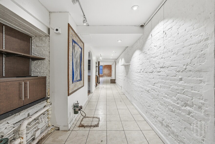 210 W 82nd St, New York, NY à louer - Photo du bâtiment - Image 3 de 8