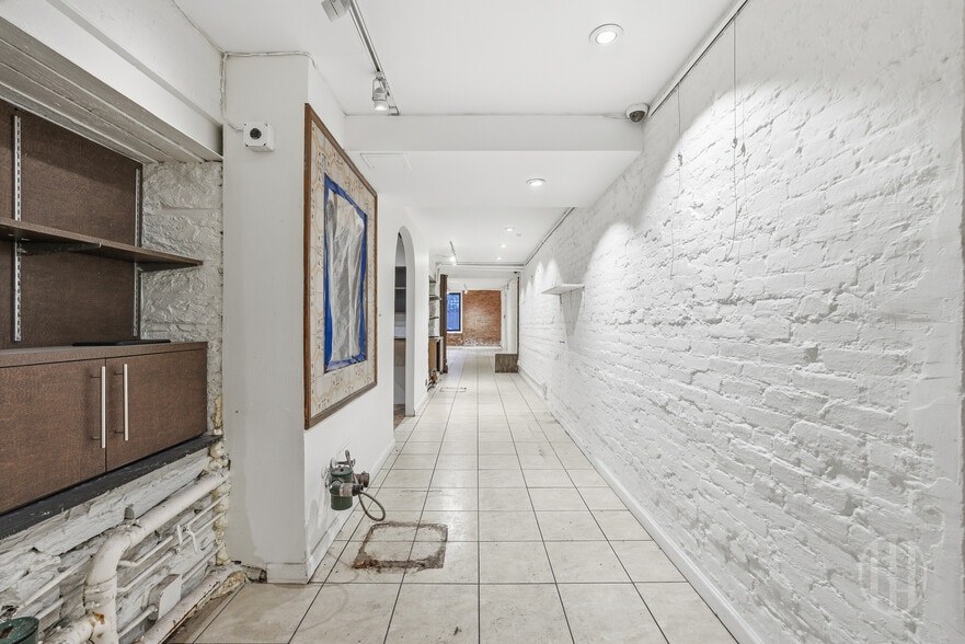 210 W 82nd St, New York, NY à louer - Photo du bâtiment - Image 3 de 8