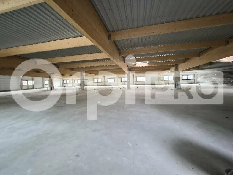 Flex in Cormontreuil for lease - Interior Photo - Image 3 of 5