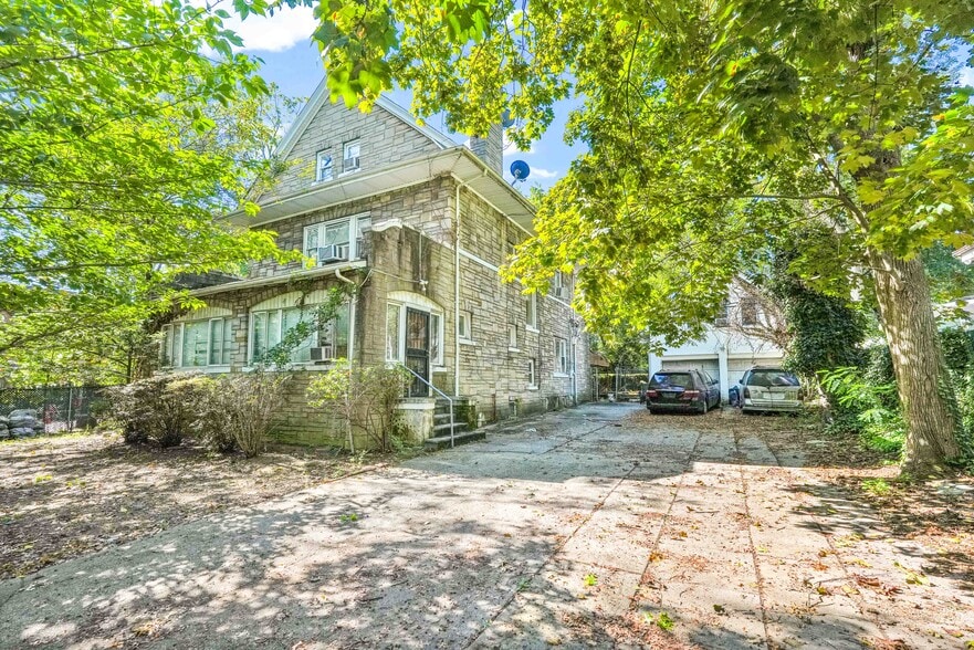 8126 Austin St, Kew Gardens, NY for sale - Building Photo - Image 3 of 30