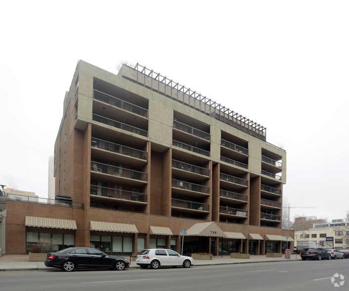718 12th Ave SW, Calgary, AB à vendre - Photo du bâtiment - Image 3 de 4