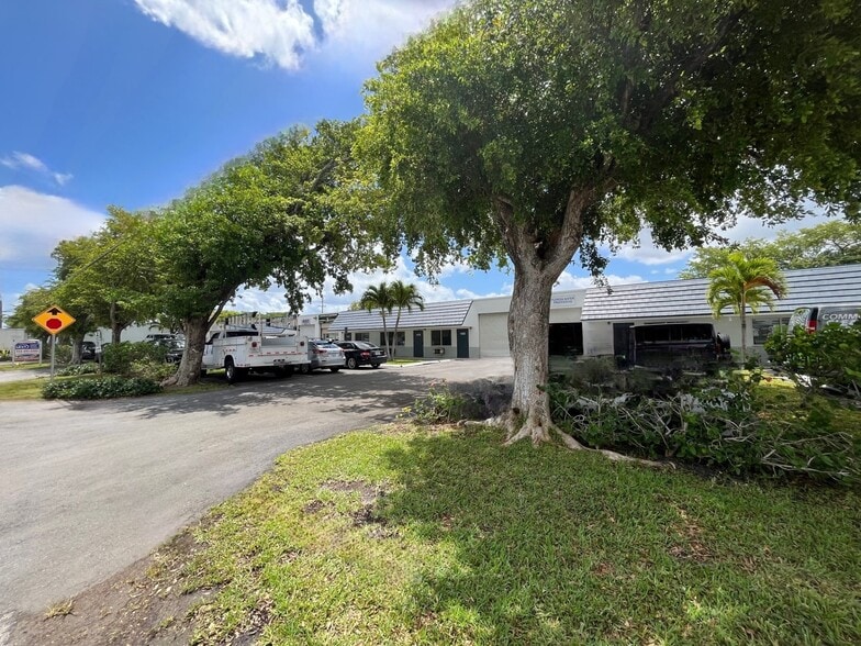 1052-1090 NW 53rd St, Fort Lauderdale, FL for lease - Building Photo - Image 3 of 8