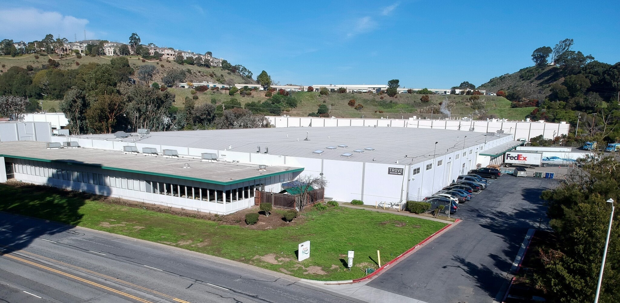 240-246 Valley Dr, Brisbane, CA à louer Photo du bâtiment- Image 1 de 1