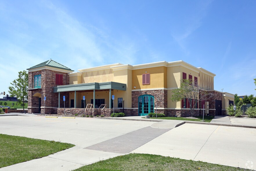 490 S 68th St, West Des Moines, IA à louer - Photo du bâtiment - Image 3 de 7