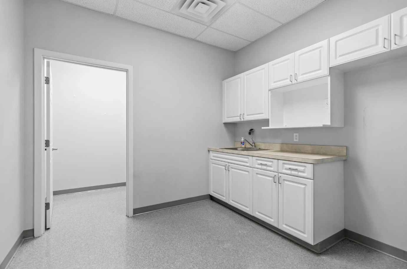 35-39 Kennedy Dr, Putnam, CT à louer Photo intérieure- Image 1 de 12