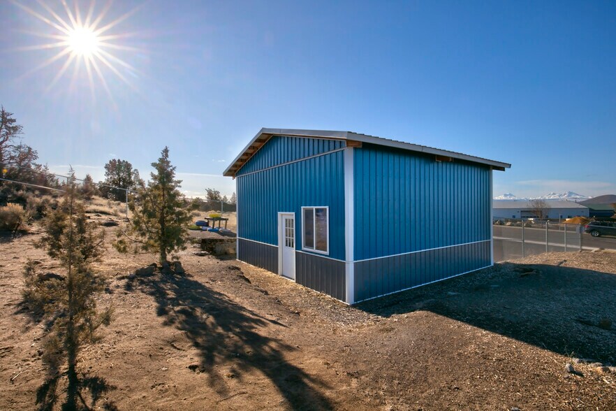 932 4th ct, Redmond, OR à vendre - Photo du bâtiment - Image 2 de 7