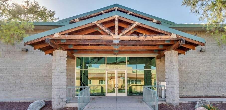 4747 S Lakeshore Dr, Tempe, AZ à louer - Photo du bâtiment - Image 3 de 11