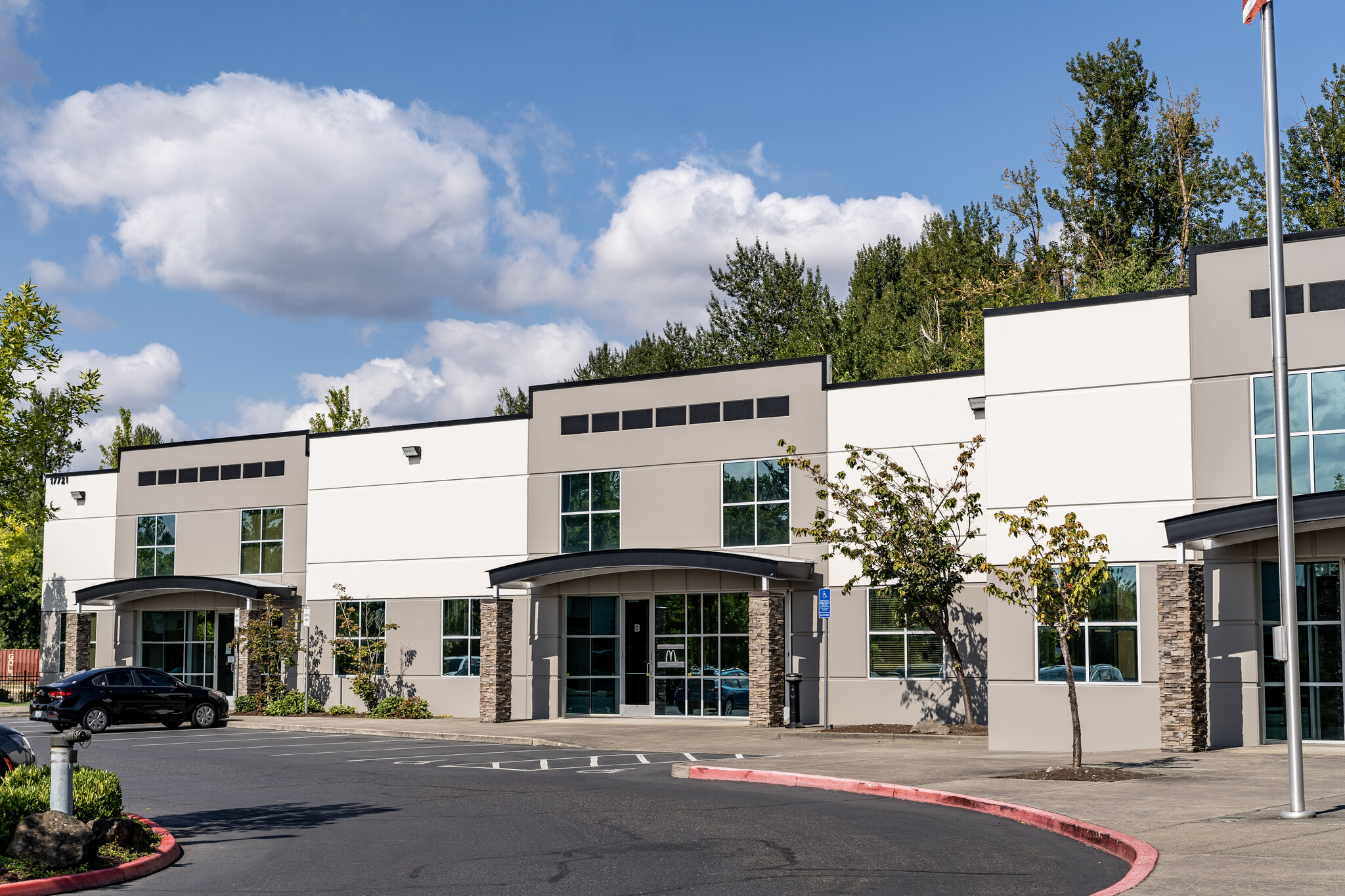 17721 NE Riverside Pky, Portland, OR for lease Building Photo- Image 1 of 10