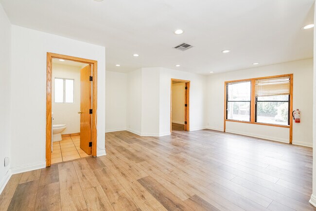 Plus de détails pour 337-3 Washington Blvd, Venice, CA - Bureau, Commerce de détail à louer