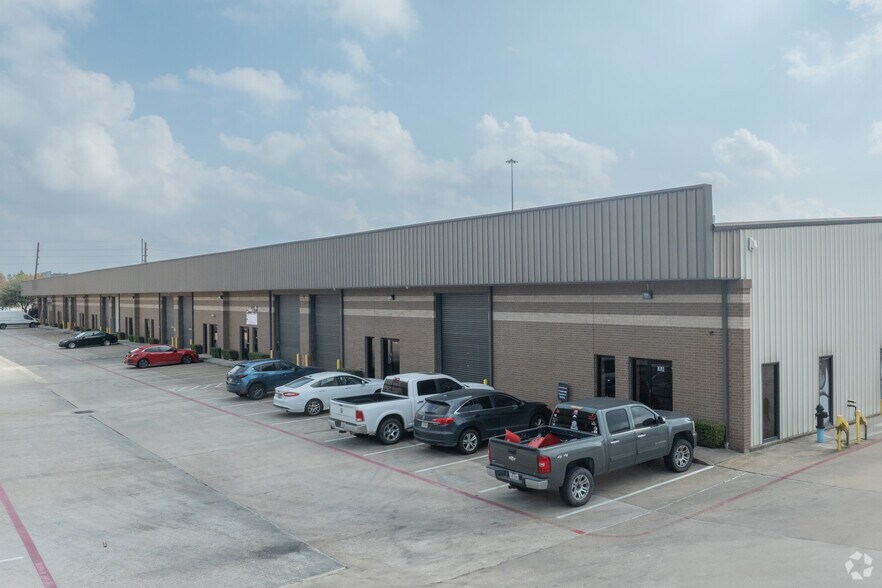 5829 W Sam Houston Pky N, Houston, TX à louer - Photo du bâtiment - Image 3 de 7