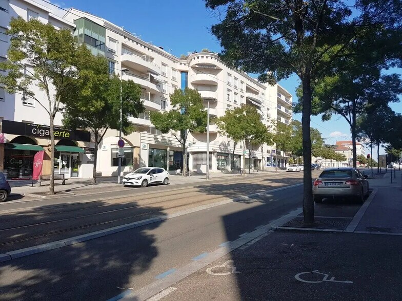 Bureau dans Bron à louer - Photo du bâtiment - Image 1 de 5