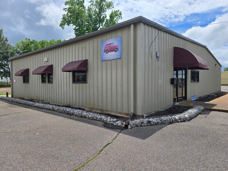 3351 Millbranch Rd, Memphis, TN for lease - Building Photo - Image 1 of 11
