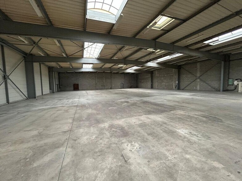 Flex in Les Sorinieres for lease - Interior Photo - Image 3 of 7