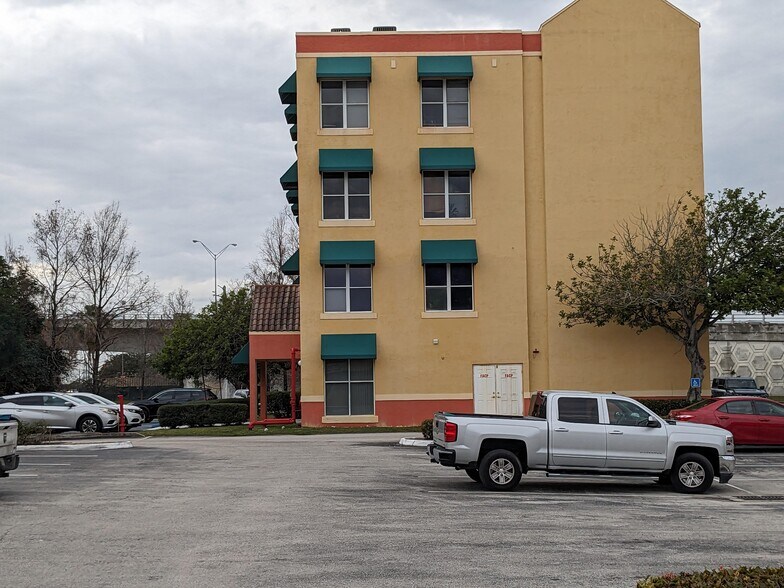 701 NW Federal Hwy, Stuart, FL à louer - Photo du bâtiment - Image 2 de 12
