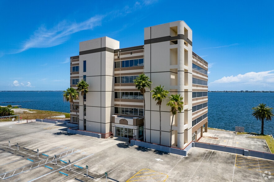 709 S Harbor City Blvd, Melbourne, FL à louer - Photo du bâtiment - Image 2 de 6