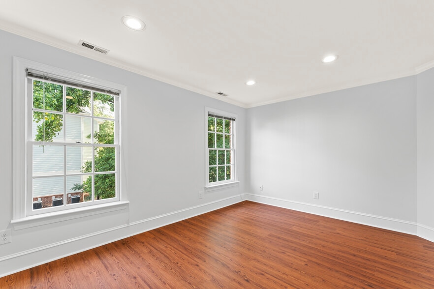 4920-4928 Windy Hill Dr, Raleigh, NC for lease - Interior Photo - Image 2 of 8