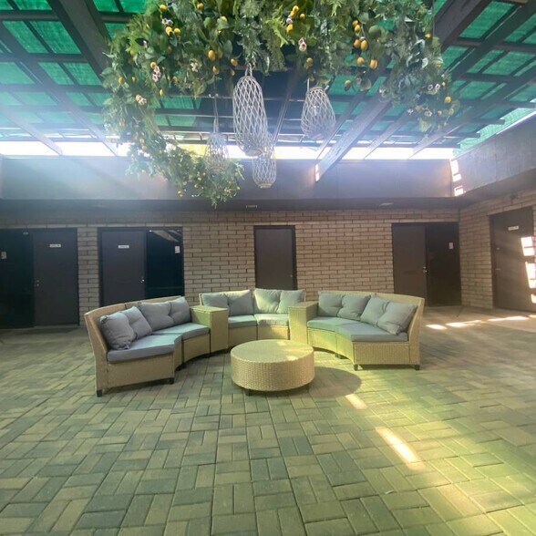 2201 S McClintock Dr, Tempe, AZ à louer - Photo du bâtiment - Image 2 de 17