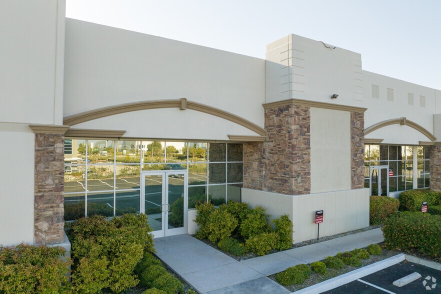 2479 W Walnut Ave, Rialto, CA à vendre - Photo du bâtiment - Image 2 de 6