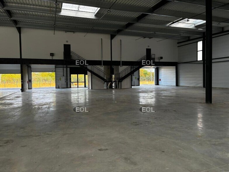 Flex in Villebon-sur-Yvette for lease - Interior Photo - Image 2 of 10