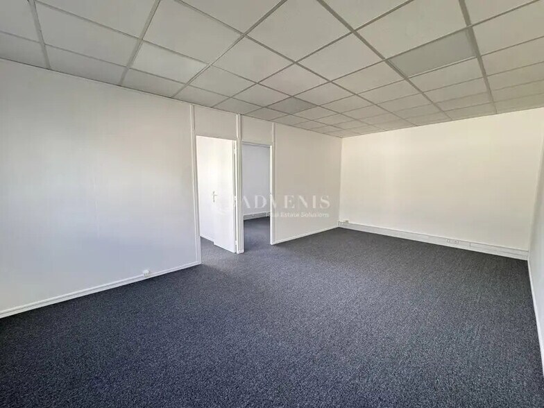 Office in Lisses for lease - Interior Photo - Image 2 of 4