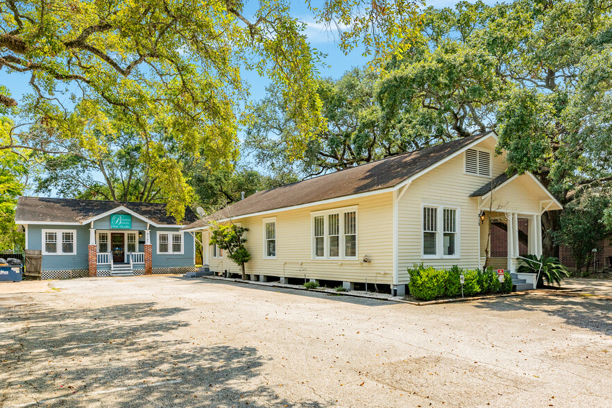 815 E Main St, League City, TX for lease - Building Photo - Image 1 of 23