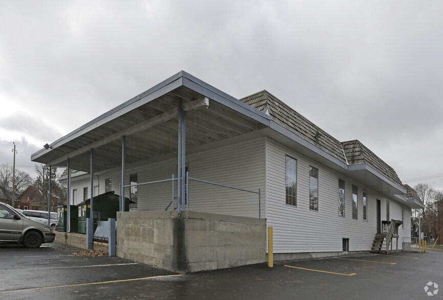 96-100 Highland Rd W, Kitchener, ON à louer - Photo du bâtiment - Image 3 de 8