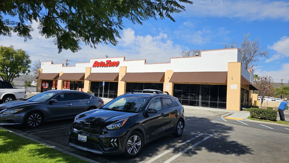 King’s Plaza – 656-728 Fairplex Drive portefeuille de 4 propriétés à vendre sur LoopNet.ca - Photo du bâtiment - Image 3 de 40