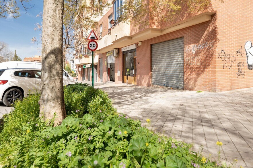 Commerce de détail dans Granada, Granada à vendre - Photo du bâtiment - Image 3 de 15