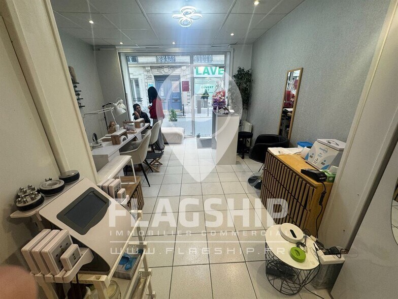 Retail in Paris for lease - Interior Photo - Image 2 of 9