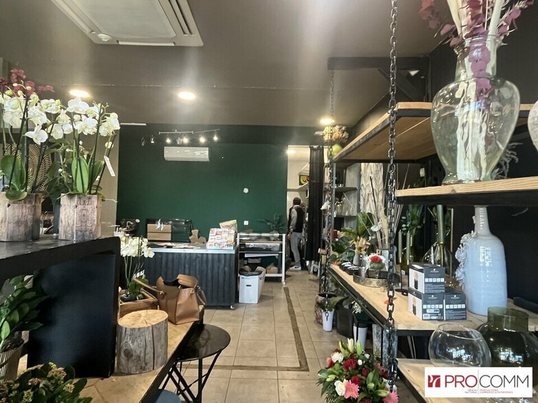 Retail in Saint Laurent Des Arbres for lease - Interior Photo - Image 2 of 6