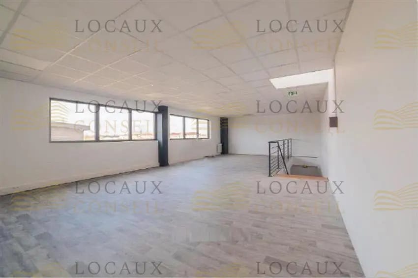 Flex in Cormeilles-en-Parisis for lease - Interior Photo - Image 3 of 4