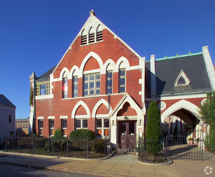 100 Rock St, Fall River, MA à louer - Photo du bâtiment - Image 3 de 4