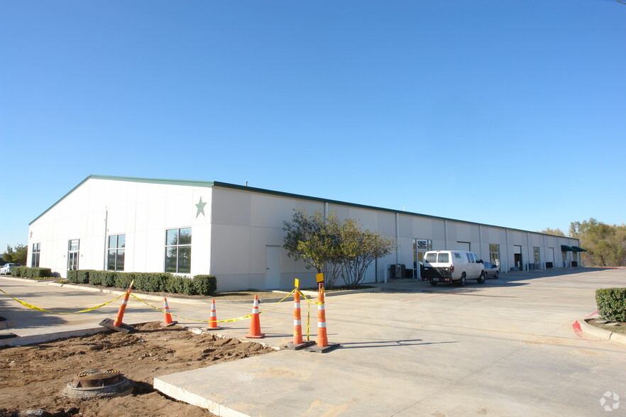 310 E Trinity Blvd, Grand Prairie, TX for lease - Building Photo - Image 3 of 7