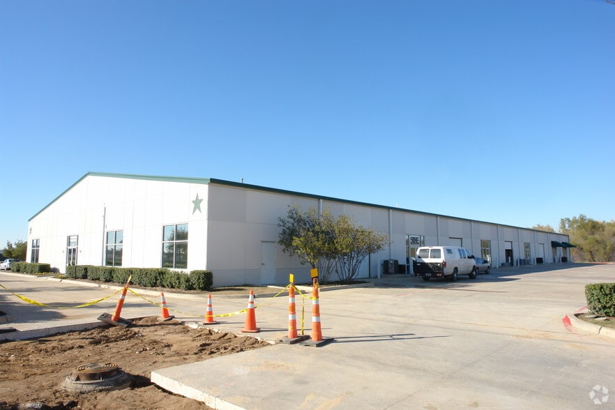 310 E Trinity Blvd, Grand Prairie, TX à louer - Photo du bâtiment - Image 3 de 6