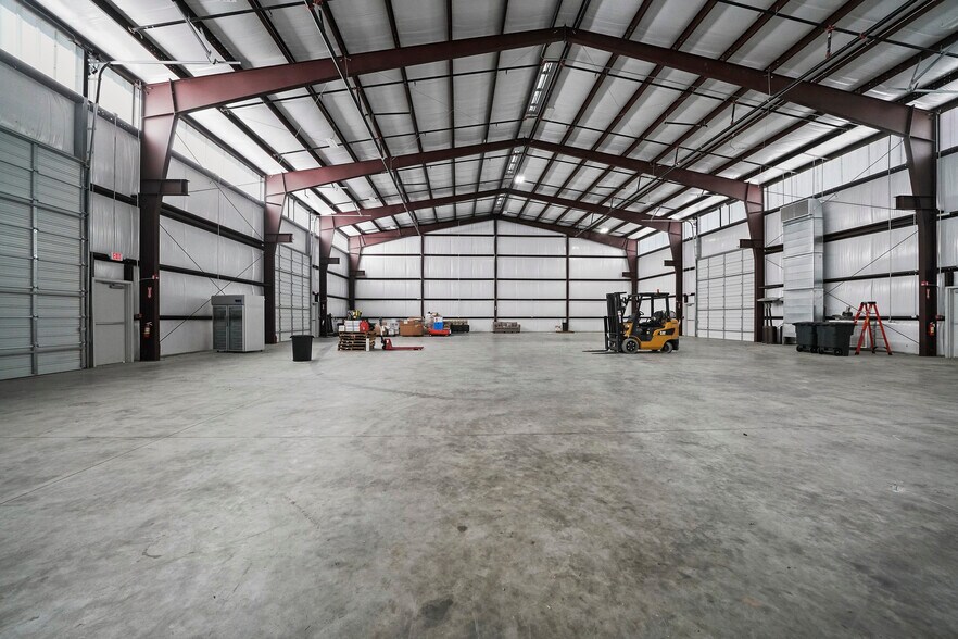 3185 Pollok Dr, Conroe, TX for lease - Interior Photo - Image 2 of 19