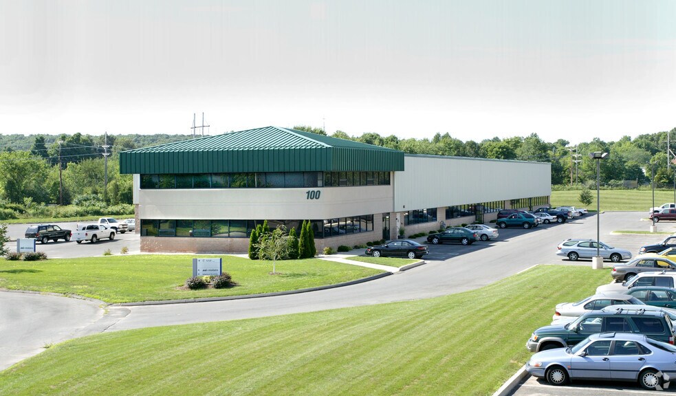100 Clark Dr, East Berlin, CT à louer - Photo du bâtiment - Image 2 de 5