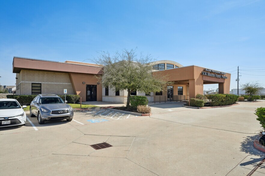 11706 Fallbrook Dr, Houston, TX à vendre - Photo du bâtiment - Image 2 de 30