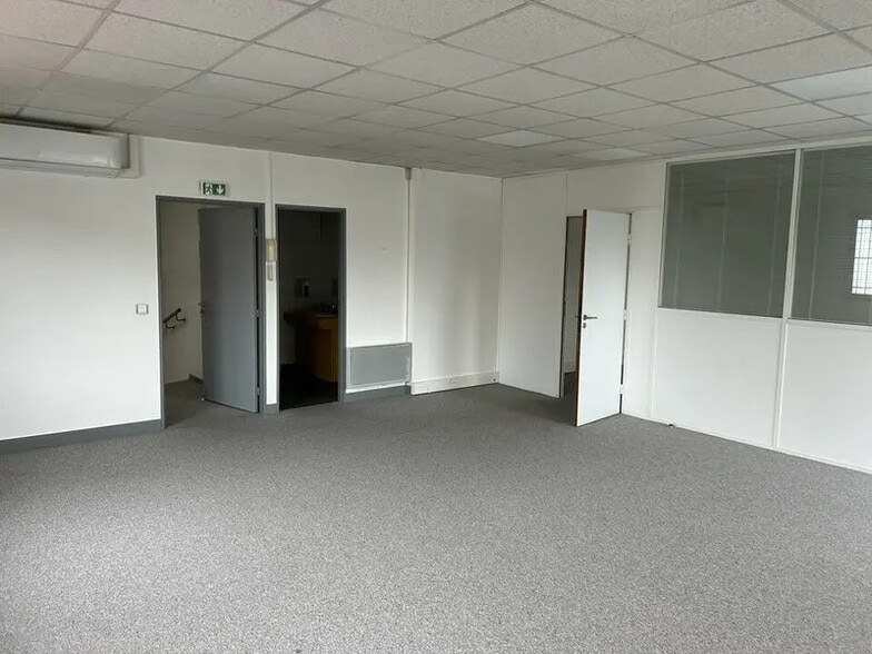 Flex in Herblay-sur-Seine for lease - Interior Photo - Image 3 of 10