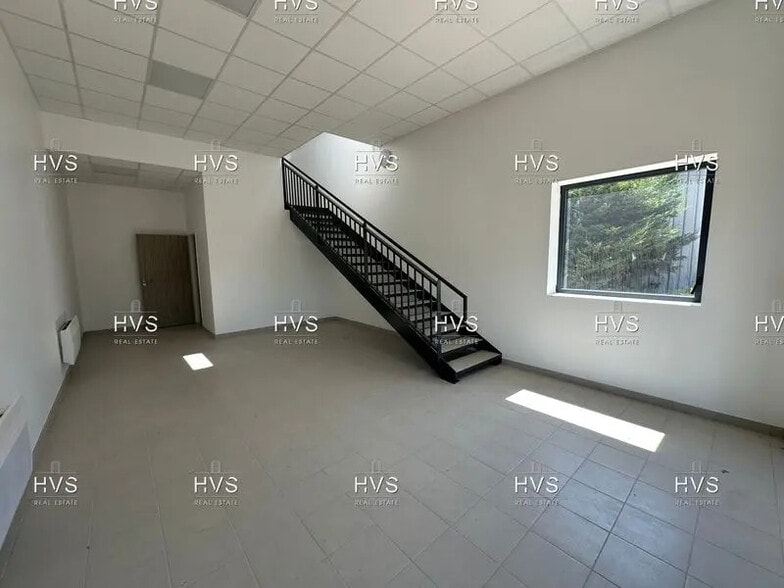 Flex in Venelles for lease - Interior Photo - Image 3 of 8