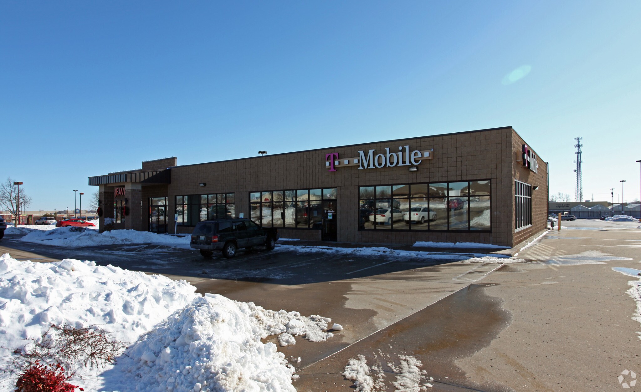 2017-2021 W Foxwood Dr, Raymore, MO for lease Primary Photo- Image 1 of 8