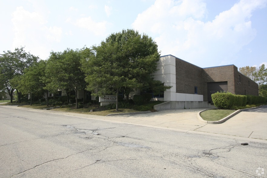 620-630 Estes Ave, Schaumburg, IL for sale - Building Photo - Image 3 of 11