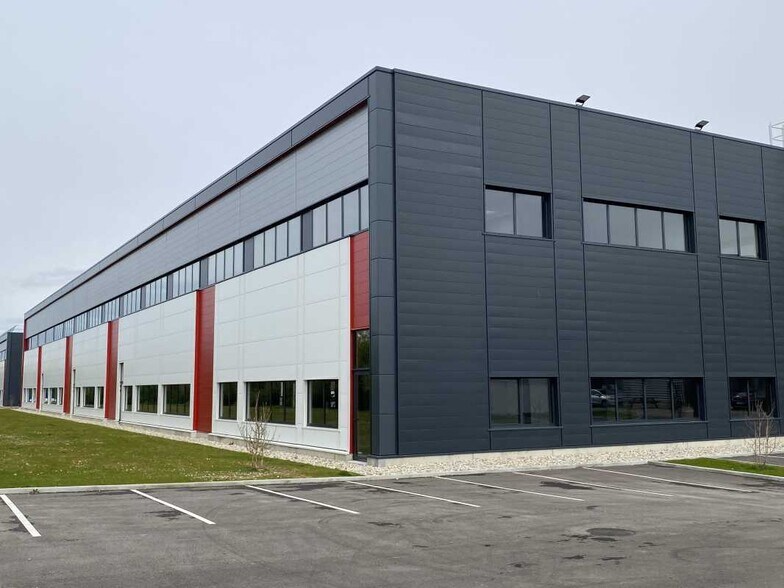 355 Avenue Henri Schneider, Meyzieu à louer - Photo du bâtiment - Image 2 de 10