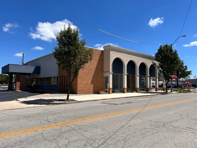 200 W Mulberry St, Kokomo, IN à vendre - Photo du bâtiment - Image 2 de 7