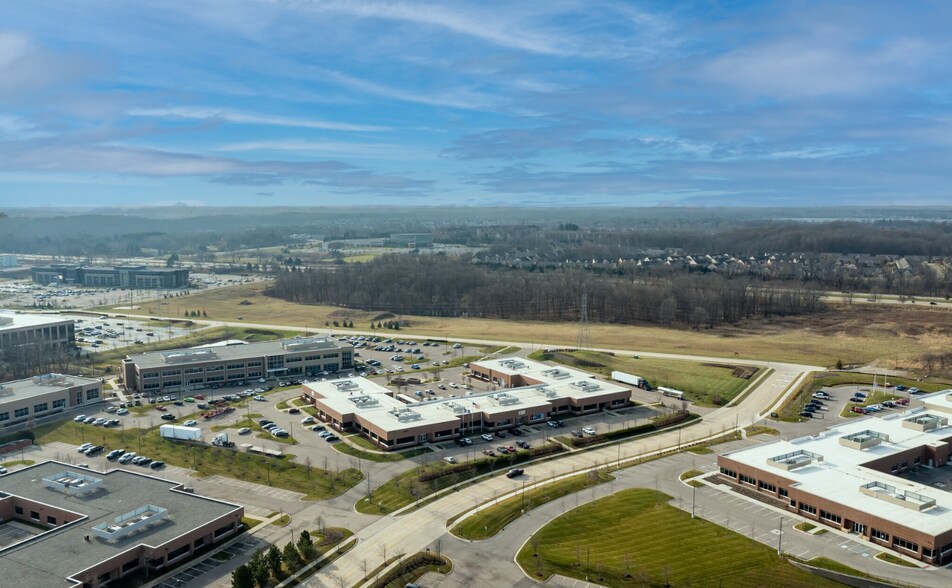 39675 MacKenzie Dr, Novi, MI à louer - Photo du bâtiment - Image 3 de 5