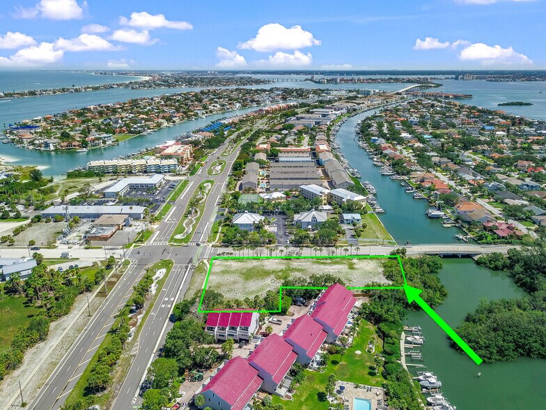 Sands Point Dr & Pinellas Bayway S, Tierra Verde, FL à vendre - Photo du bâtiment - Image 1 de 10