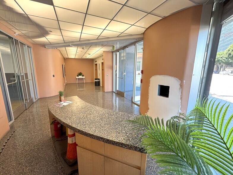 210 E Olympic Blvd, Los Angeles, CA à louer - Photo du bâtiment - Image 3 de 14