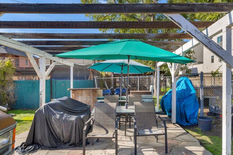 1470 W Adams Blvd, Los Angeles, CA à vendre - Photo du bâtiment - Image 2 de 105